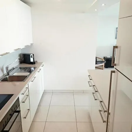 Modern Apt 605